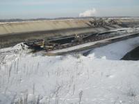 Der Kohlebagger beim Beladen des Kohlezuges im Winter