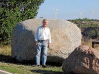 Bergmann Manfred Kleefeld vor einem besonders großen Findling (Grauer Revsund-Granit aus Nordschweden) 